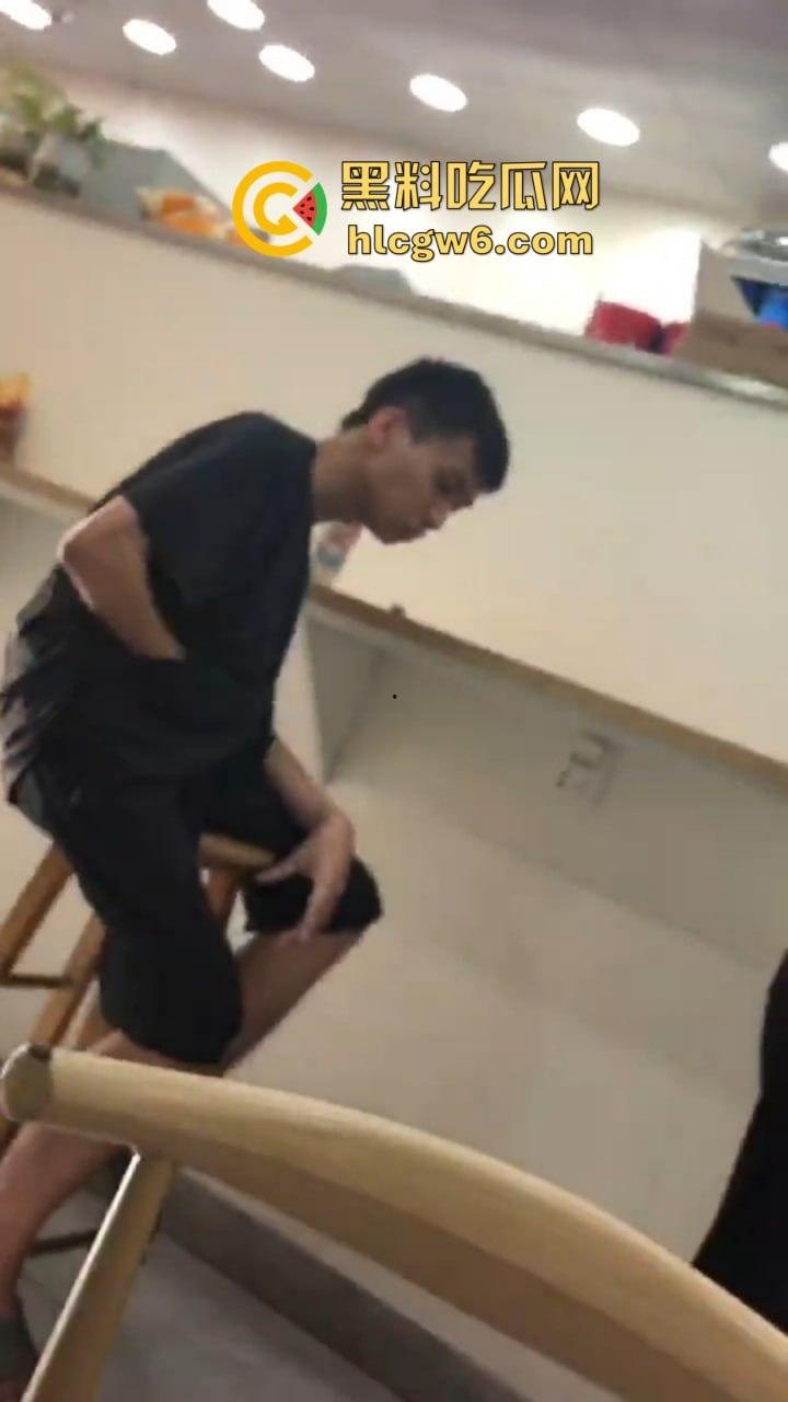 郑州蜜雪冰城惊现狙击手 哥们撸多了眼圈发黑，手枪一抬对着坦克狂射，这是沉迷打飞机的艺术家！-10