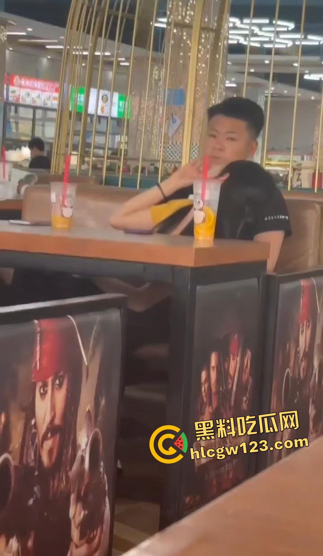 青岛技师学院食堂惊爆狗男女口交，蜜雪冰城边喝边舔，精子果茶就此诞生！-4