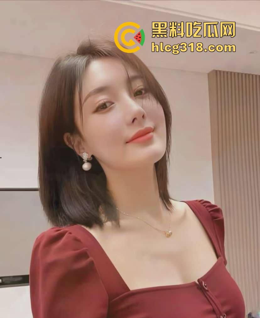 KTV里都开始轮流干嫂子，兄弟喊麦伴奏，兄弟老婆众人炮架都能当众干，喝酒唱歌举杯助兴！-1