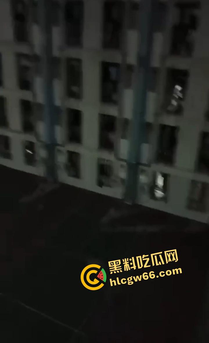 广东肇庆技师学院学生集体炸场？不满学校管理，楼上扔鞭炮砸东西，气氛直接升级成反校运动？-4