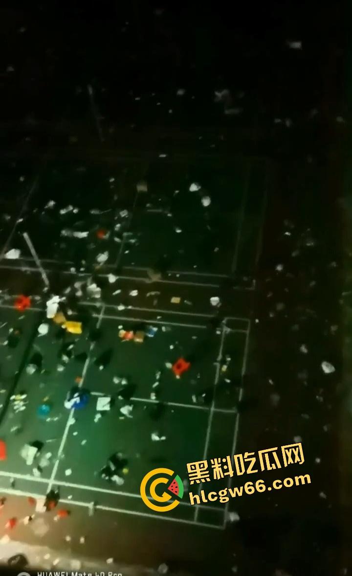 广东肇庆技师学院学生集体炸场？不满学校管理，楼上扔鞭炮砸东西，气氛直接升级成反校运动？-9