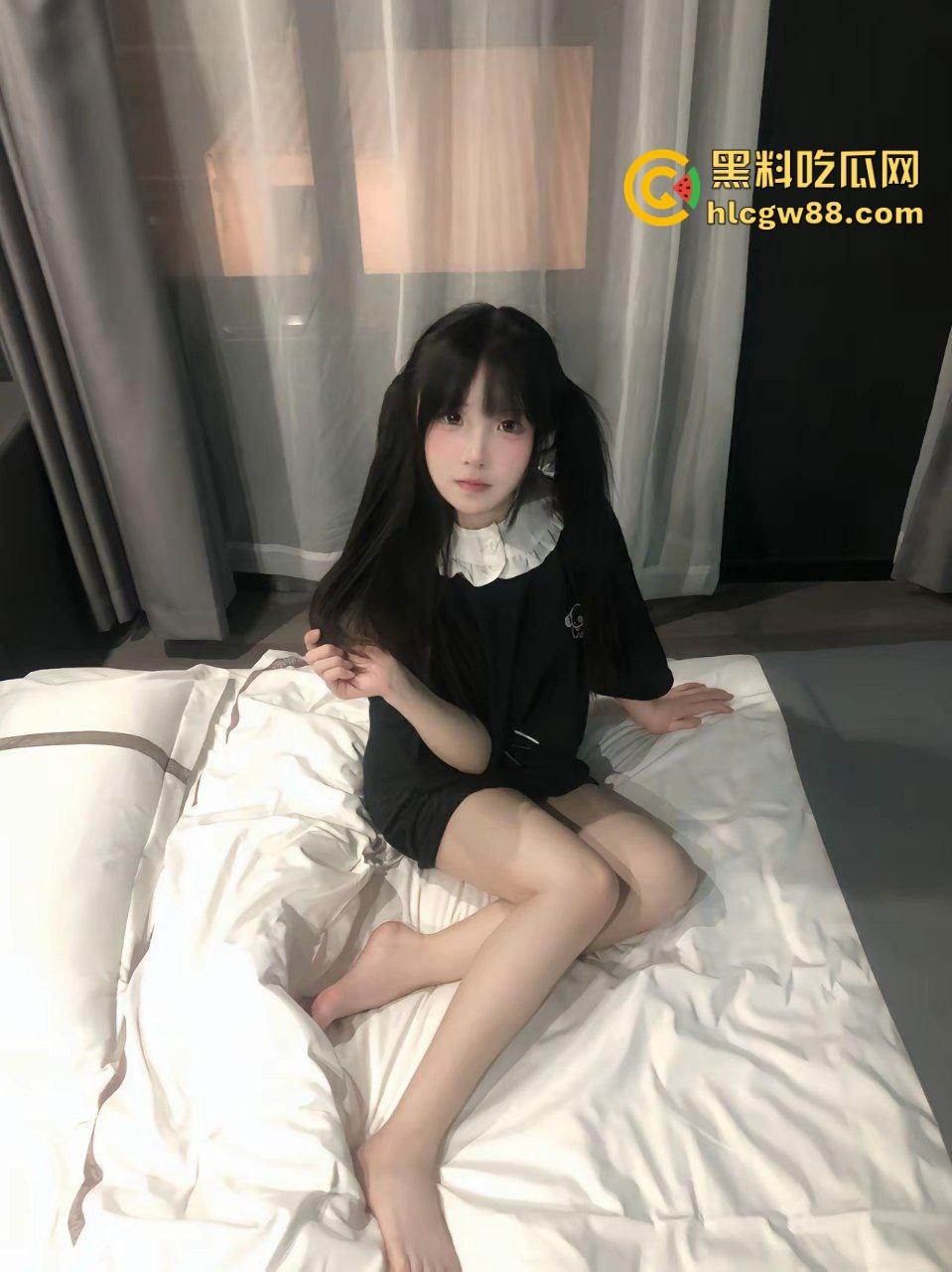 湖北职高双马尾清纯嫩妹萝莉【姜汐】付费定制大胆私拍粉嫩蝴蝶逼，浴缸露奶露逼观赏酮体！-1