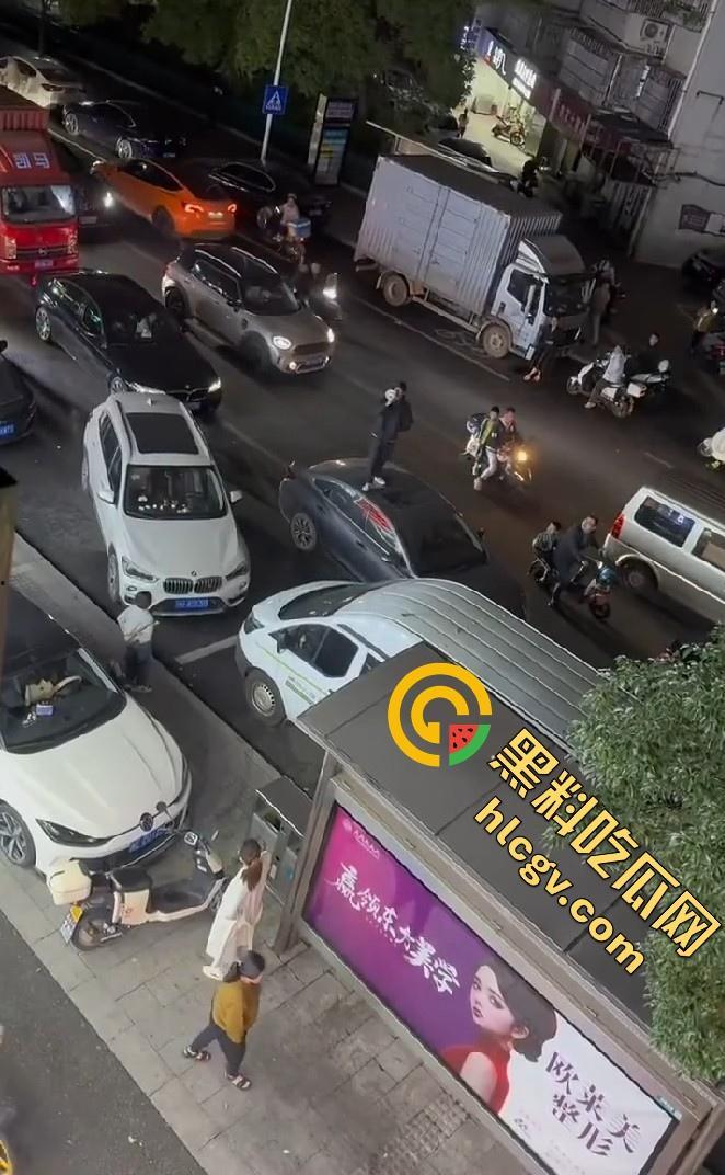 义乌惊现纯爱战士大闹街头！从福建狂奔而来，只为站车顶用喇叭当街告白分手女友！-3