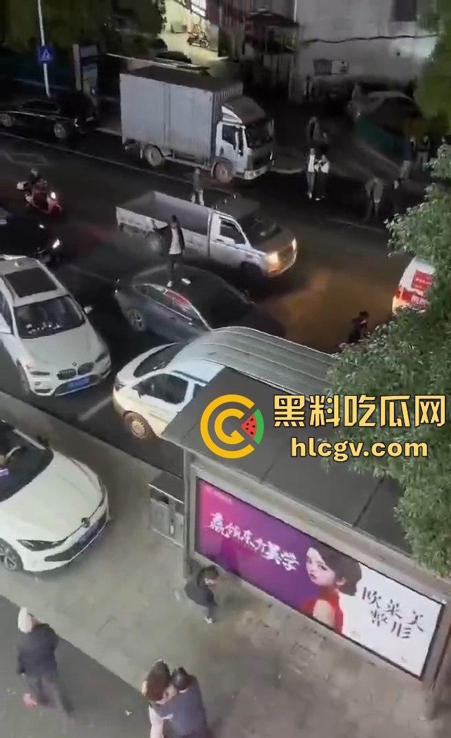 义乌惊现纯爱战士大闹街头！从福建狂奔而来，只为站车顶用喇叭当街告白分手女友！-4