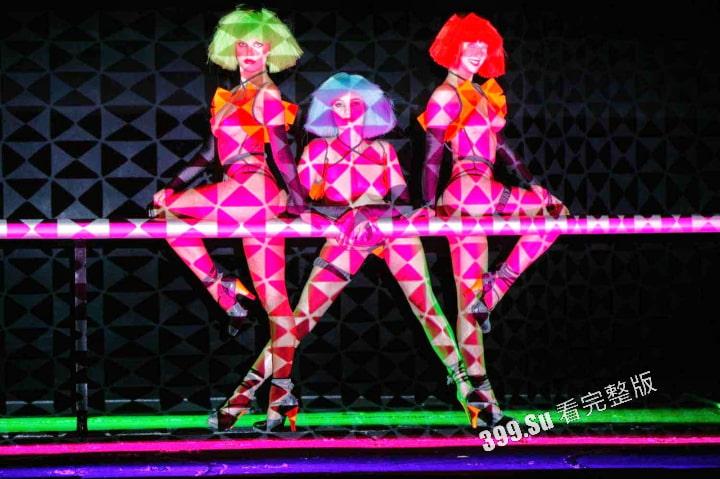 Lisa月底即将在法国出演的疯马秀（Crazy Horse Paris）到底是什么样的性质呢？先带瓜友们看看公开场的演出尺度-7