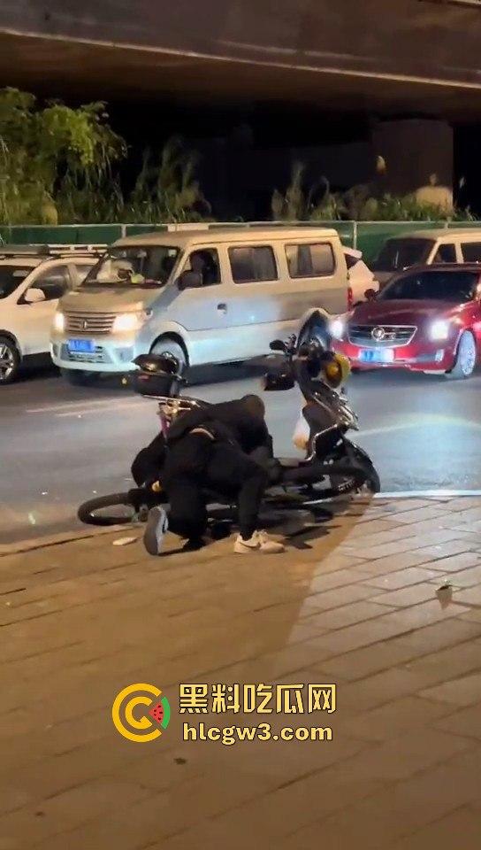 福州酒懵子喝酒喝得发疯，怼孩子当出气筒，要是孩子有刀估计当天就直接火化-2