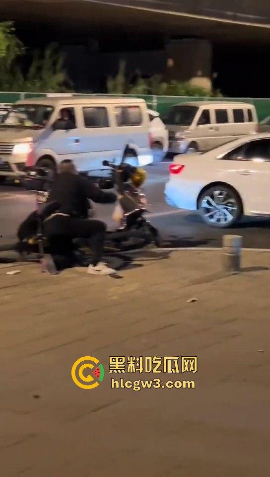 福州酒懵子喝酒喝得发疯，怼孩子当出气筒，要是孩子有刀估计当天就直接火化-4