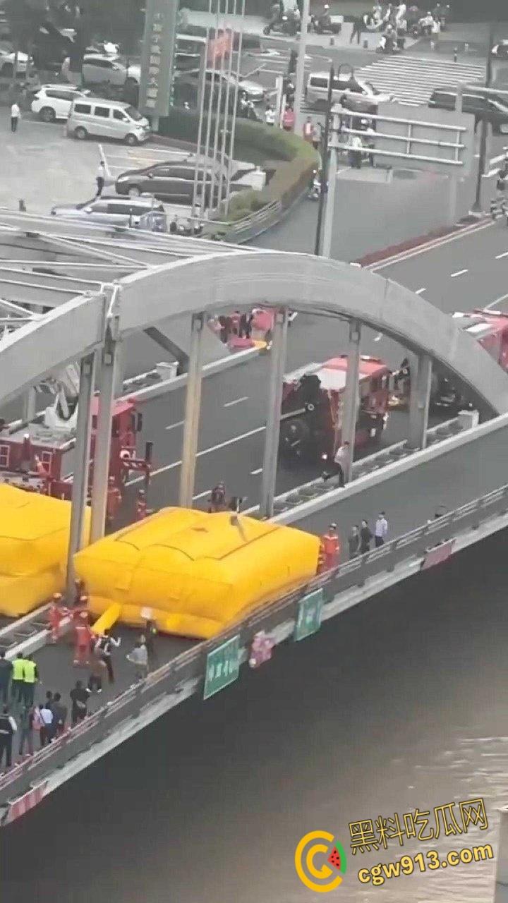 宁波一男子抛妻弃子，净身出户出轨怀孕四月女主播，结果女主播要分手，万念俱灰跳桥 ！-7