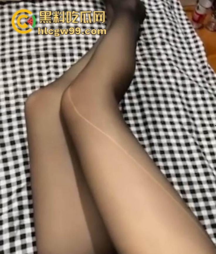 抖音巨乳反差婊【浠雨同学】私拍视频泄露，饱满酥胸性感迷人，道具自慰娇喘动人！-5