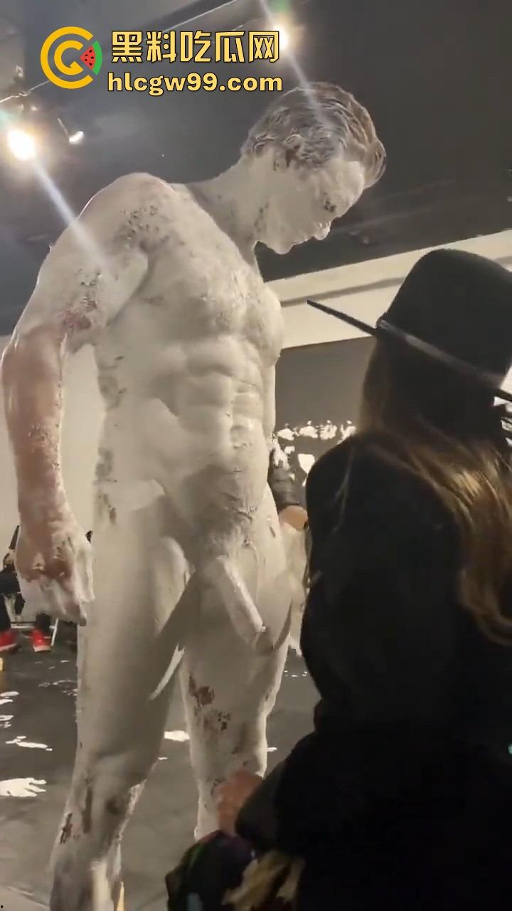 法国艺术圈离谱新高度，16cm大屌男全裸涂满白色液体，用身体狂甩颜料，玩的是真抽象人体艺术？-2