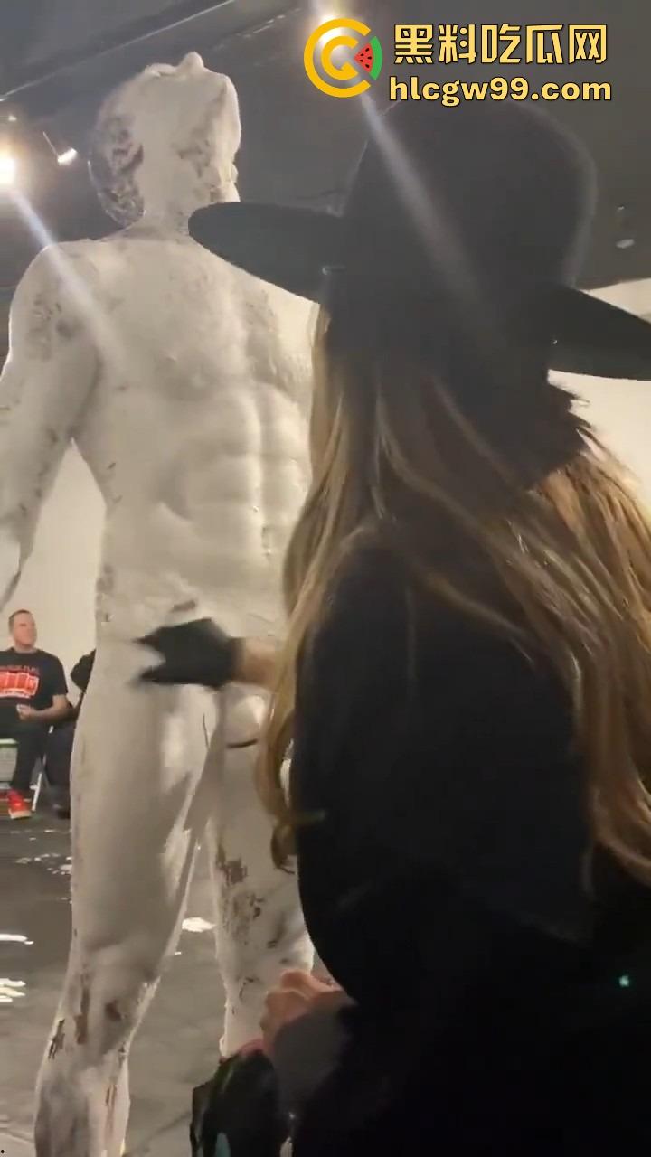 法国艺术圈离谱新高度，16cm大屌男全裸涂满白色液体，用身体狂甩颜料，玩的是真抽象人体艺术？-3
