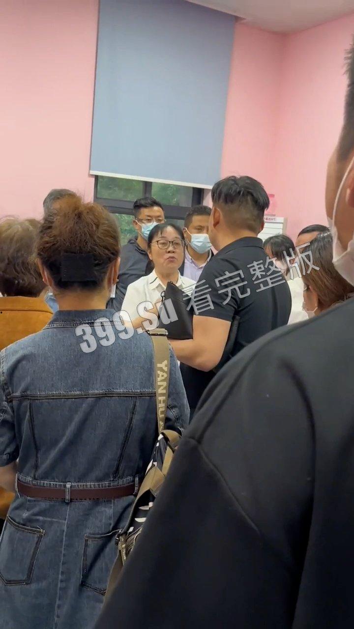 5.23 武汉汉阳弘桥小学  七岁孩子在校内遭老师开车碾压 后脑都压没了 校方拒绝提供监控 集体失声 家长集体讨说法-4