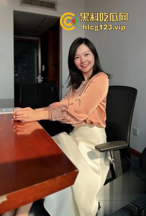 华夏航空传媒女强人『王文丽』趁老公不在家，和男同事偷情，后入爆操黑丝长腿，情趣内衣撩到爆炸！-3