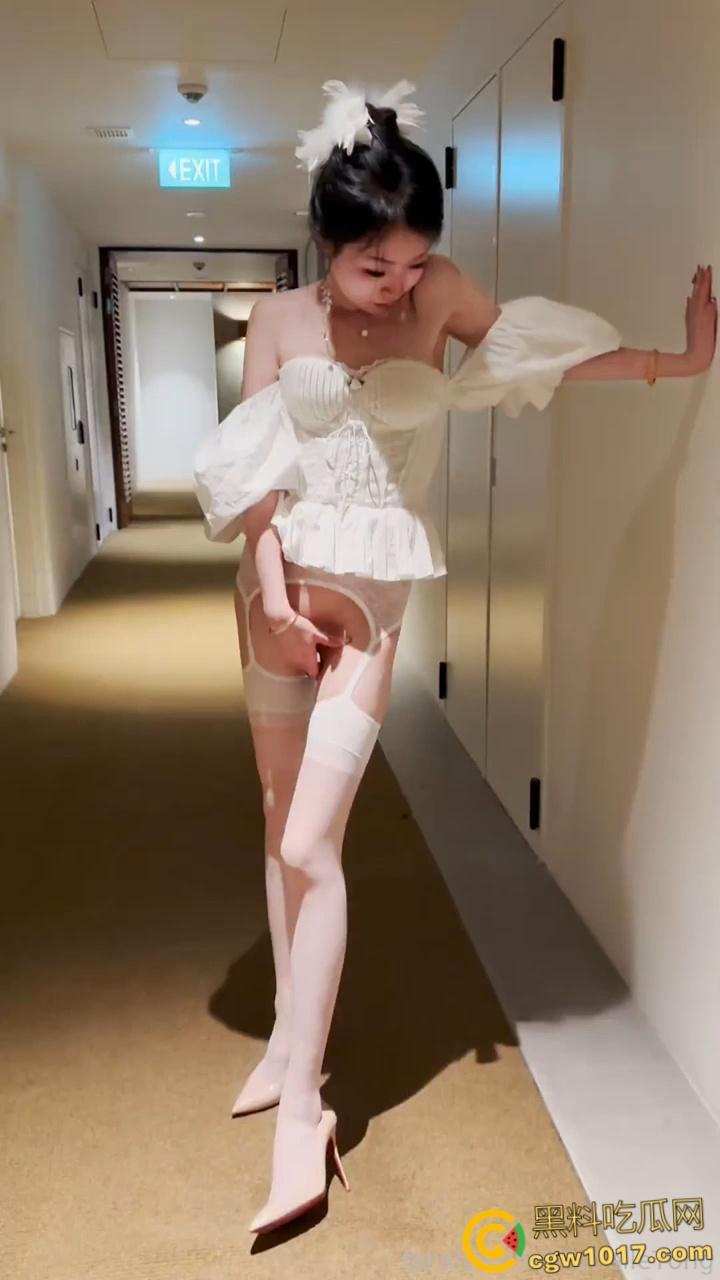 露出界天花板【彤彤乖】,酒店叫小哥进门修水管,浑身赤裸三点全露勾引,小哥竟强装镇定,这也能忍得住太牛了!-1