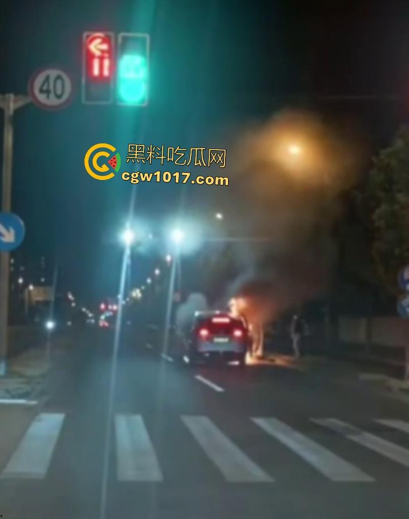 10月24凌晨理想MEGA自燃起火，车主跳车逃命，车底爆燃喷火，不得不说理想做“移动烤箱”还是有一手的！-4