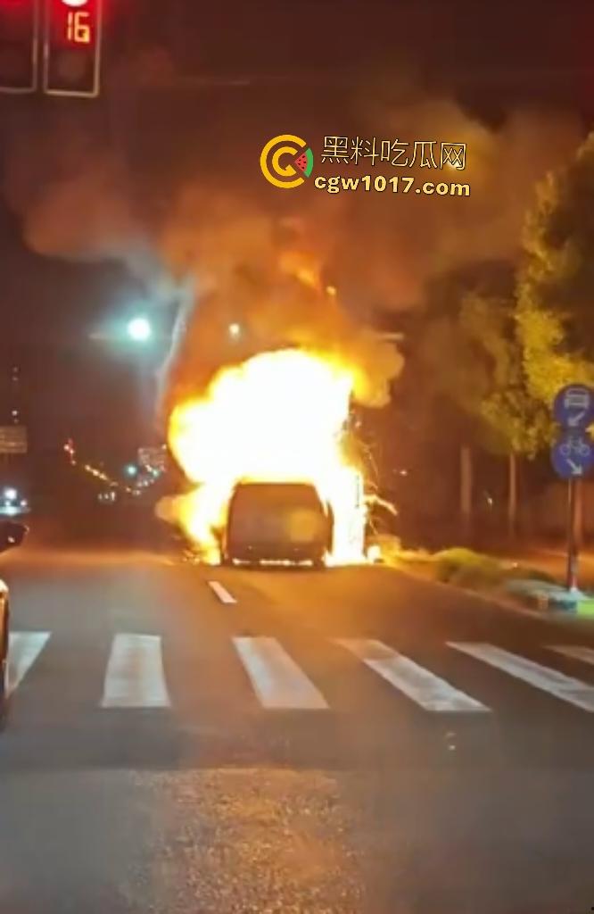 10月24凌晨理想MEGA自燃起火，车主跳车逃命，车底爆燃喷火，不得不说理想做“移动烤箱”还是有一手的！-7
