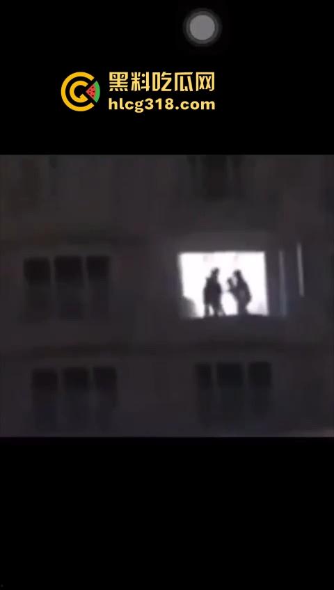 长沙维也纳酒店深夜4P大淫啪,窗前面对面后入,火辣的身影在灯光中交织,空气都充满了淫水的味道。-1