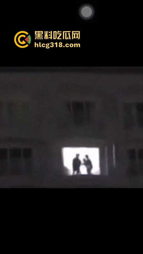 长沙维也纳酒店深夜4P大淫啪,窗前面对面后入,火辣的身影在灯光中交织,空气都充满了淫水的味道。-2