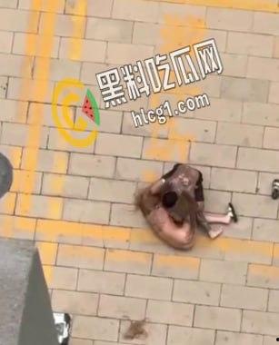 实拍社会青年暴虐女友 看女孩纹身也是个精神小妹 这是多大仇打成这样 头发都被扯掉了-6