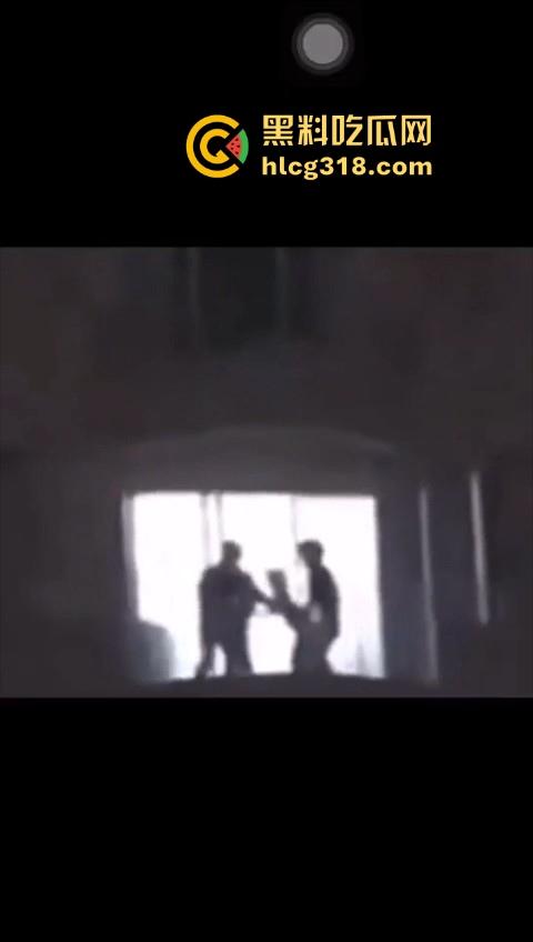 长沙维也纳酒店深夜4P大淫啪,窗前面对面后入,火辣的身影在灯光中交织,空气都充满了淫水的味道。-3