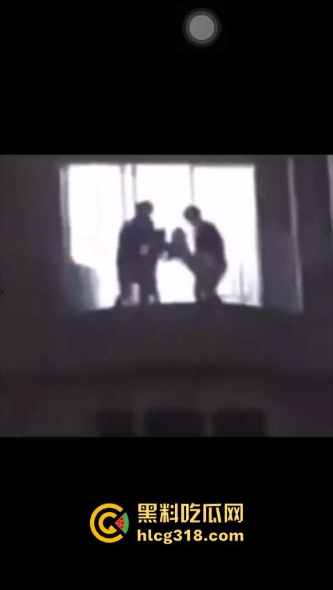 长沙维也纳酒店深夜4P大淫啪,窗前面对面后入,火辣的身影在灯光中交织,空气都充满了淫水的味道。-4