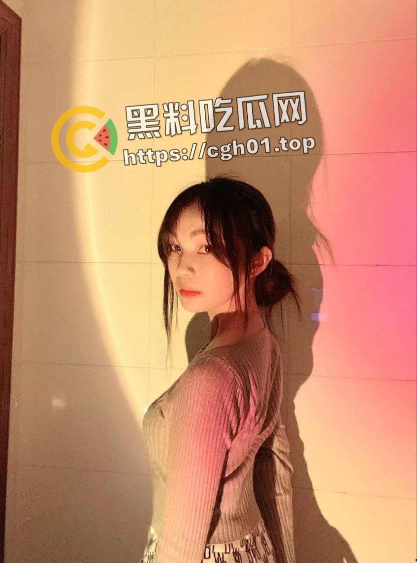 南京研究生网调母狗 逼里洗樱桃吃 超粗玩具硬塞进去 果然研究生玩的就是比专科花-3