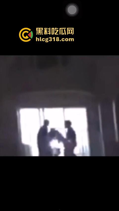 长沙维也纳酒店深夜4P大淫啪,窗前面对面后入,火辣的身影在灯光中交织,空气都充满了淫水的味道。-8