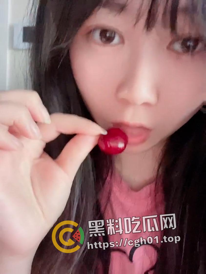 南京研究生网调母狗 逼里洗樱桃吃 超粗玩具硬塞进去 果然研究生玩的就是比专科花-6