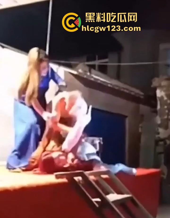 妖娆舞娘登台献艺 表演失误却被饥渴老登强行推倒施暴 看来这老登已饥渴难耐了 全场群众瞠目结舌！-1