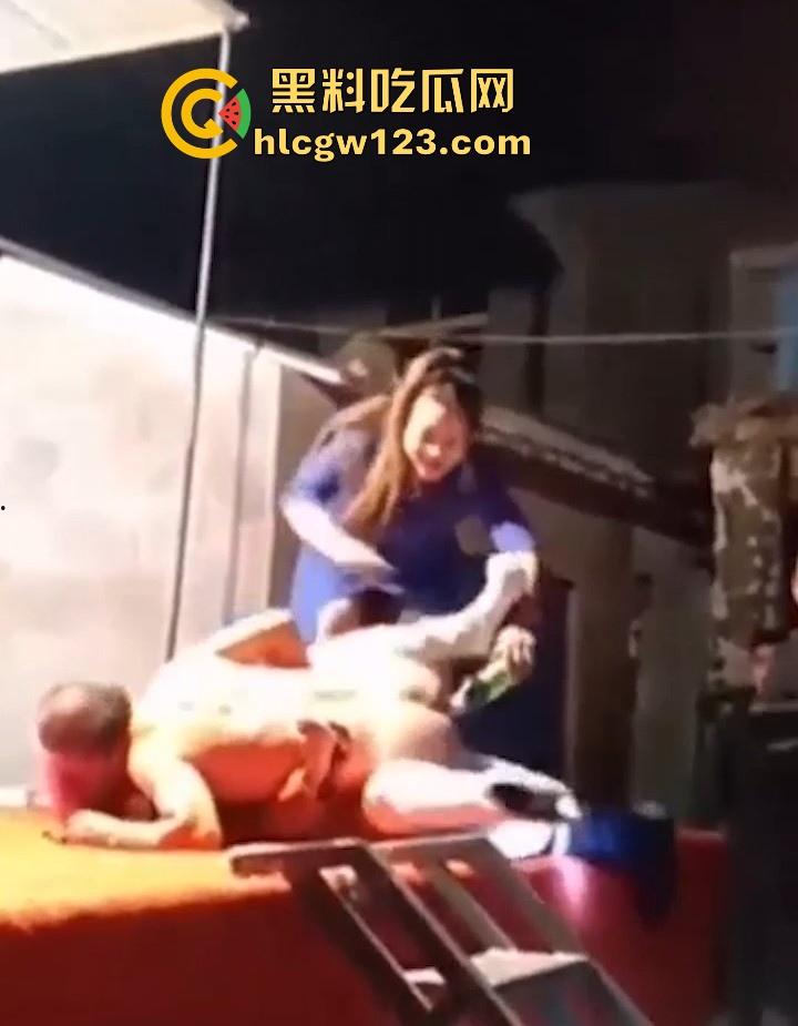 妖娆舞娘登台献艺 表演失误却被饥渴老登强行推倒施暴 看来这老登已饥渴难耐了 全场群众瞠目结舌！-2