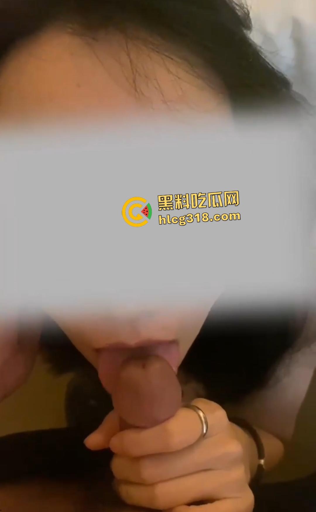 老公携娇妻找单男3P！单男洗完澡冲虎穴把娇妻干瘫软，老公还在门后偷拍，这绿帽也有特殊癖好啊！-3