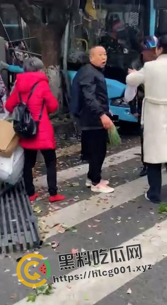 江西南昌胜利路公交车失控冲进人群  一地的行人尸体碎片 现场直达-5