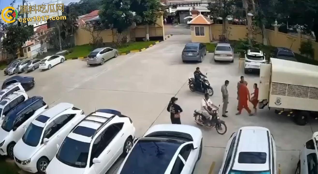 柬埔寨劫法场，黑衣大嫂一人一枪为爱冲锋，递枪救走6名同伴，现在每个大哥心中都有一个越南大嫂梦 ！-1