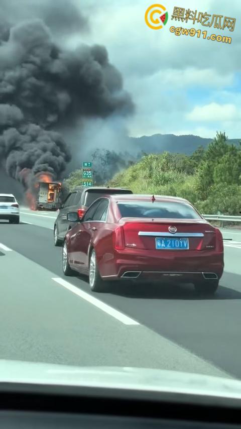 济广高速河源段货车烧成火球，黑烟滚滚堵死路，最后烧的只剩躯壳，幸亏没有爆炸，救援已到愿人平安！-5