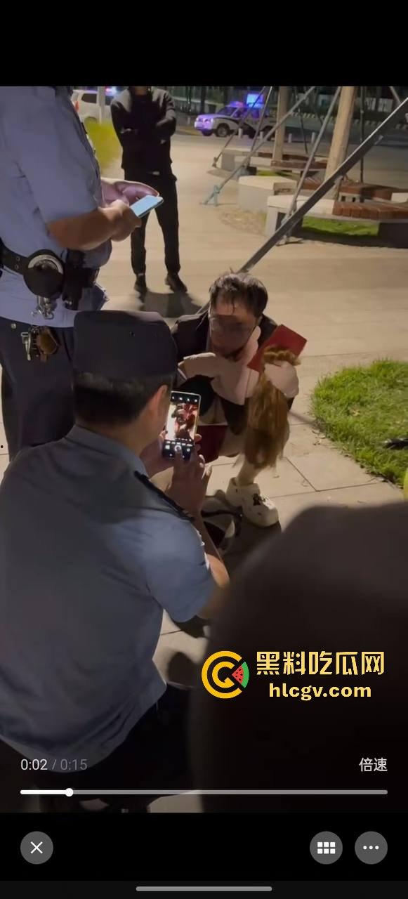 10月27号 广东东莞，假雷厕所偷拍闹剧，大神翻车被抓现行！带着假大雷拍美女大学生，跑得掉吗？-1