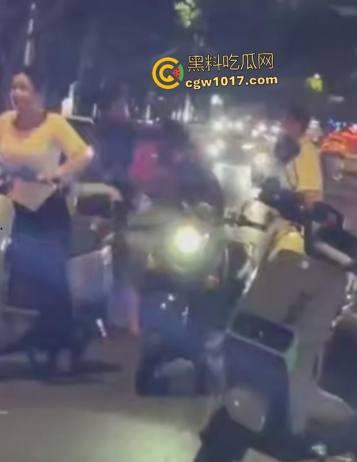 南宁街头黑衣醉汉按F进入拳皇模式，单挑三人逐个击破，老婆来劝架直接被压着打，这女人真会坏事！-2