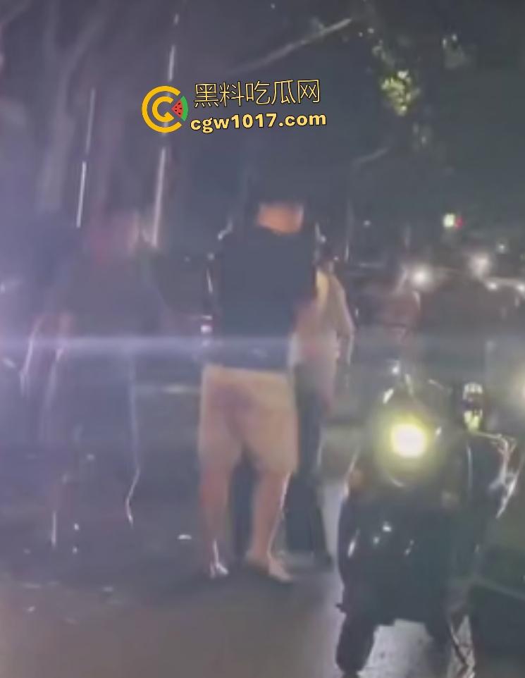 南宁街头黑衣醉汉按F进入拳皇模式，单挑三人逐个击破，老婆来劝架直接被压着打，这女人真会坏事！-7