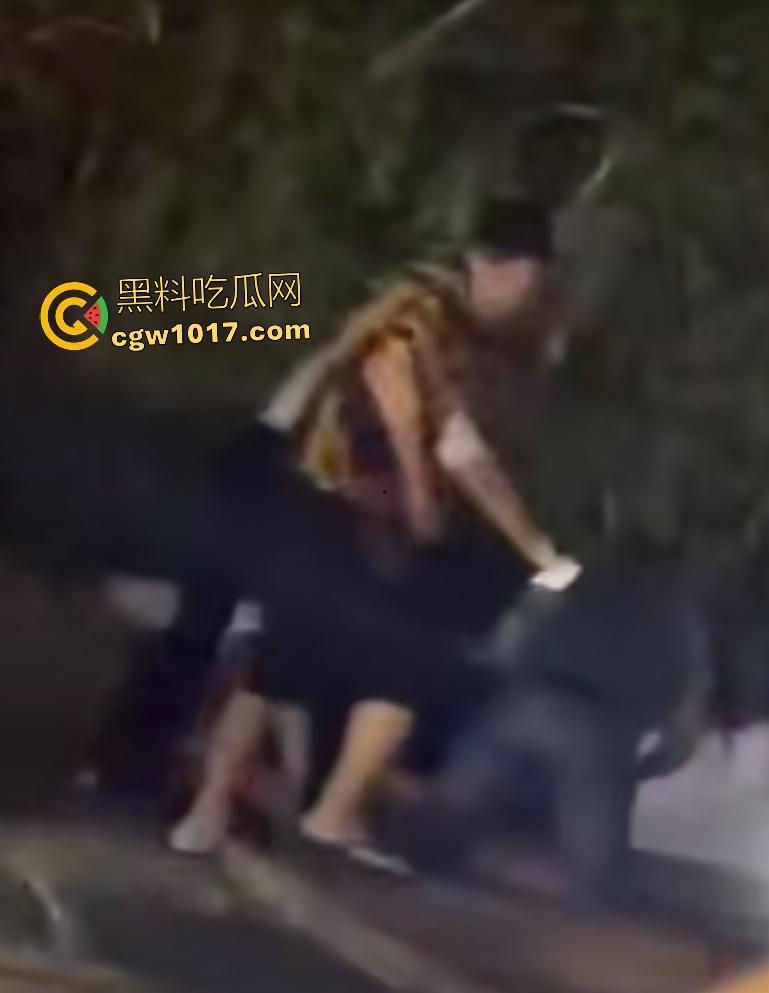 南宁街头黑衣醉汉按F进入拳皇模式，单挑三人逐个击破，老婆来劝架直接被压着打，这女人真会坏事！-8