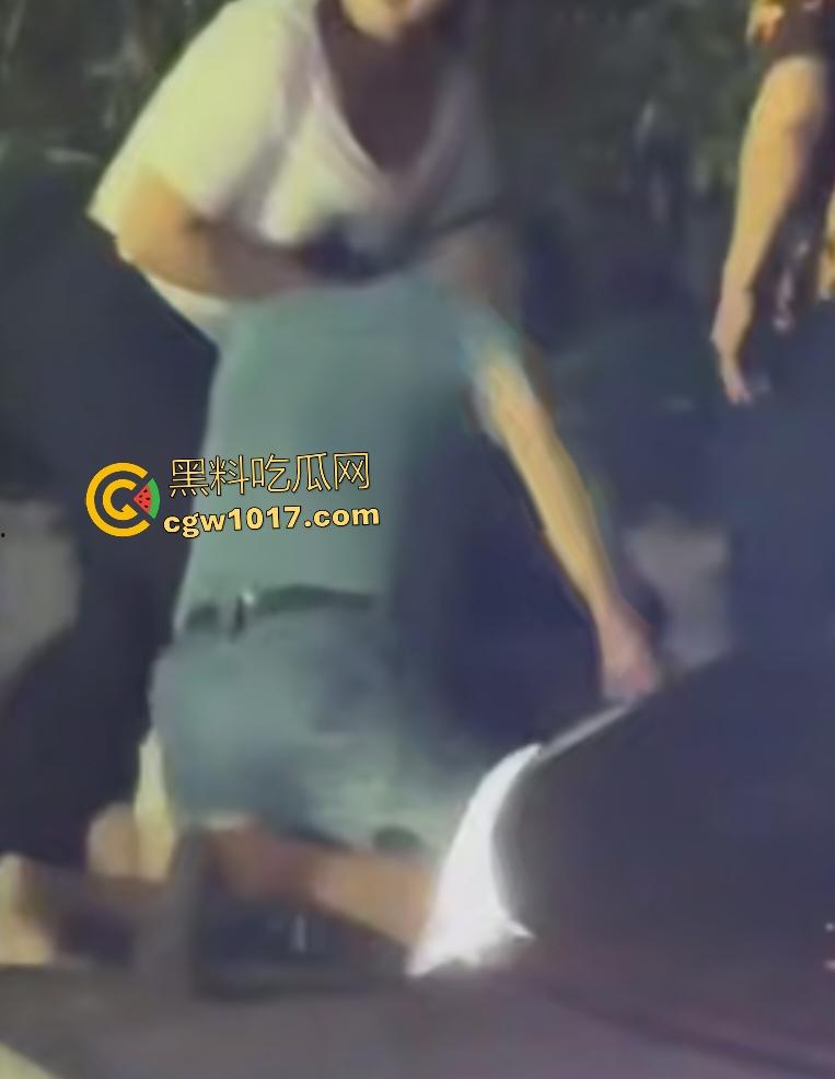 南宁街头黑衣醉汉按F进入拳皇模式，单挑三人逐个击破，老婆来劝架直接被压着打，这女人真会坏事！-9