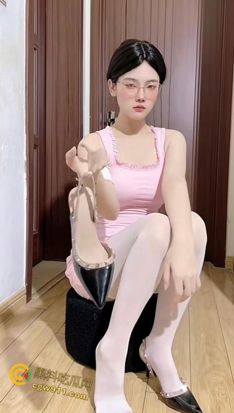 快手极品女网红【是小汐呀】,清纯女神自慰诱惑,黑丝渔网袜挑逗欲火,丝袜开腿秀小花园,揉奶抖臀停不下来!-3