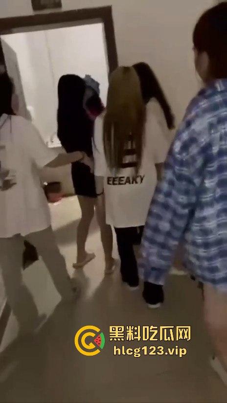 校园霸凌升级！精神小妹厕所暴打，血溅满地，衣服全给扒光，精神小伙拍得乐开花！-2