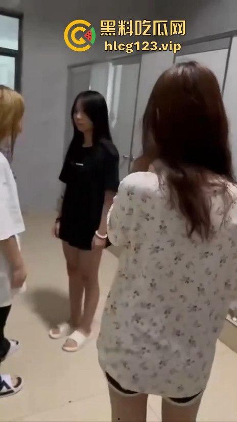 校园霸凌升级！精神小妹厕所暴打，血溅满地，衣服全给扒光，精神小伙拍得乐开花！-3