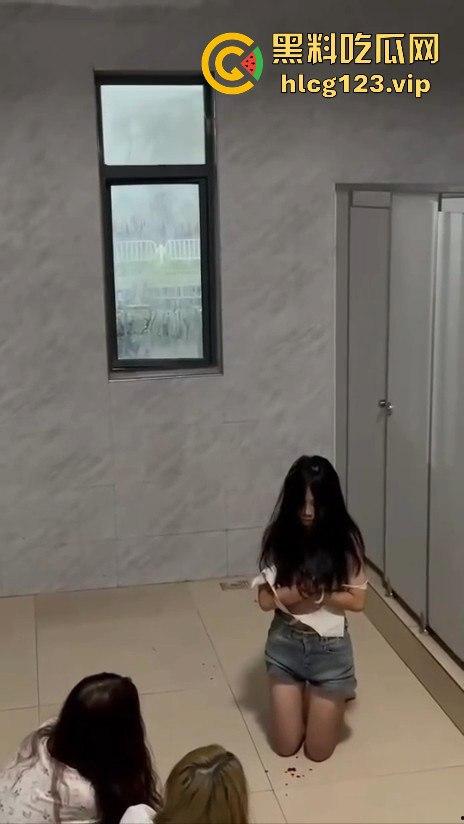 校园霸凌升级！精神小妹厕所暴打，血溅满地，衣服全给扒光，精神小伙拍得乐开花！-12