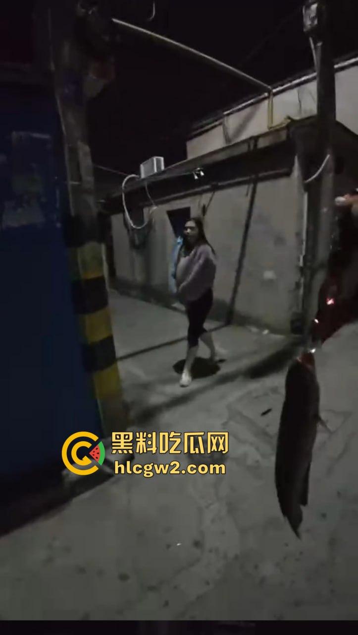 钓鱼佬想换小姐姐十分钟激情 拿条黄辣丁换草逼 小姐姐一脸嫌弃 把人当翘嘴钓呢？-12