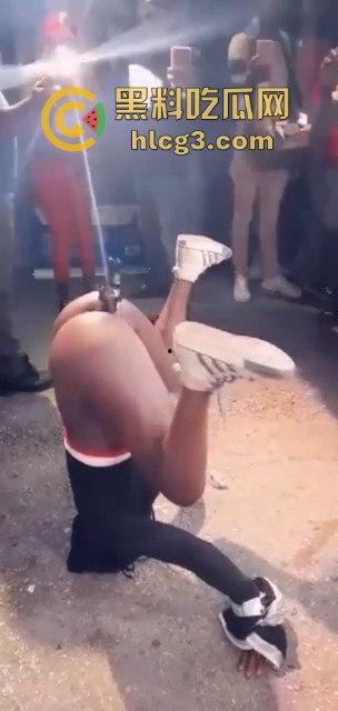 斯达黎加黑妹『 CARLOS』国庆日聚会现场 当众脱光表演阴道插啤酒瓶热舞-4