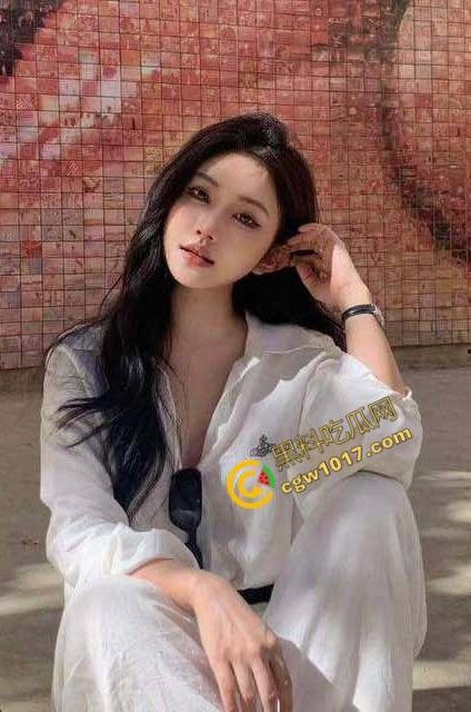 纹身嫂子狂野夜：沙发上狂野交欢，嫩乳纹身挑逗小叔子，白虎紧穴颤抖，高潮喷溅！-3