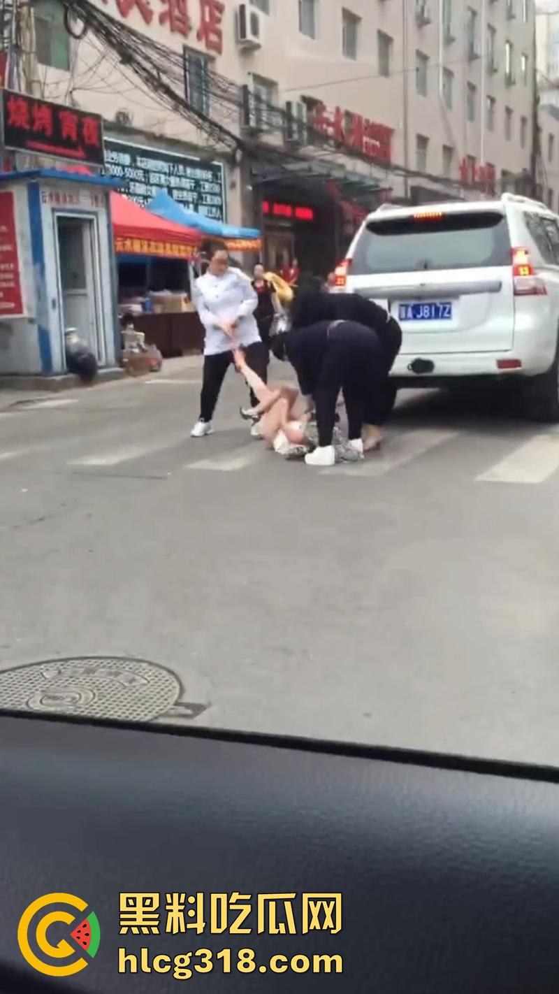 原配带姐妹当街扒光小三，翘臀美腿性感身材全裸露，暴力踹逼踢的美女嗷嗷叫，难怪老公会出轨呢！-2