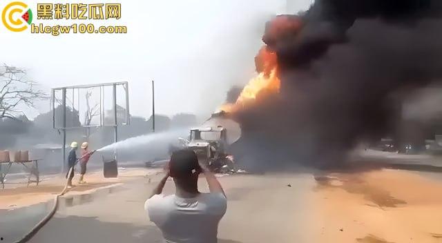 人间炼狱！尼日利亚油罐车泄露遭哄抢爆炸致77死，人都烧成木炭了，重口慎点！-1