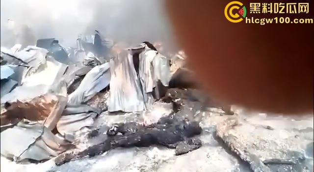 人间炼狱！尼日利亚油罐车泄露遭哄抢爆炸致77死，人都烧成木炭了，重口慎点！-2