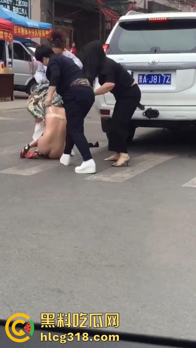 原配带姐妹当街扒光小三，翘臀美腿性感身材全裸露，暴力踹逼踢的美女嗷嗷叫，难怪老公会出轨呢！-7